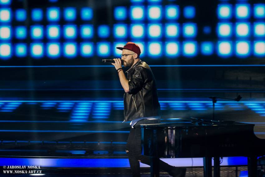 Finálovou desítku SuperStar opustili první dva soutěžící, zazpíval také Pavel Callta