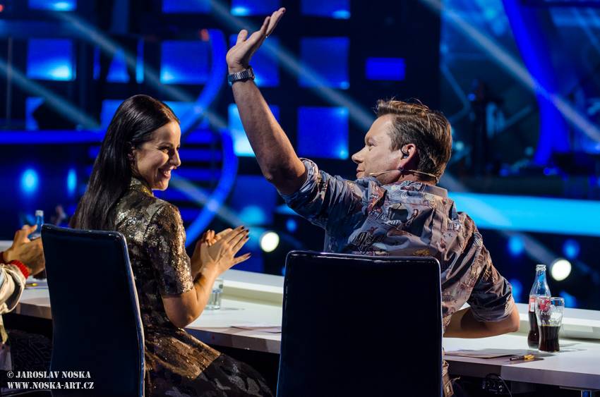 Finálovou desítku SuperStar opustili první dva soutěžící, zazpíval také Pavel Callta