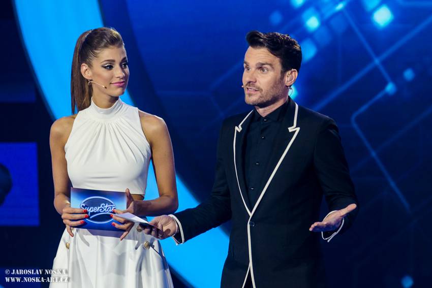 Finálovou desítku SuperStar opustili první dva soutěžící, zazpíval také Pavel Callta