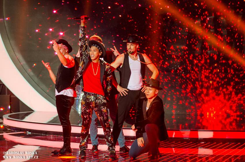 Finálovou desítku SuperStar opustili první dva soutěžící, zazpíval také Pavel Callta