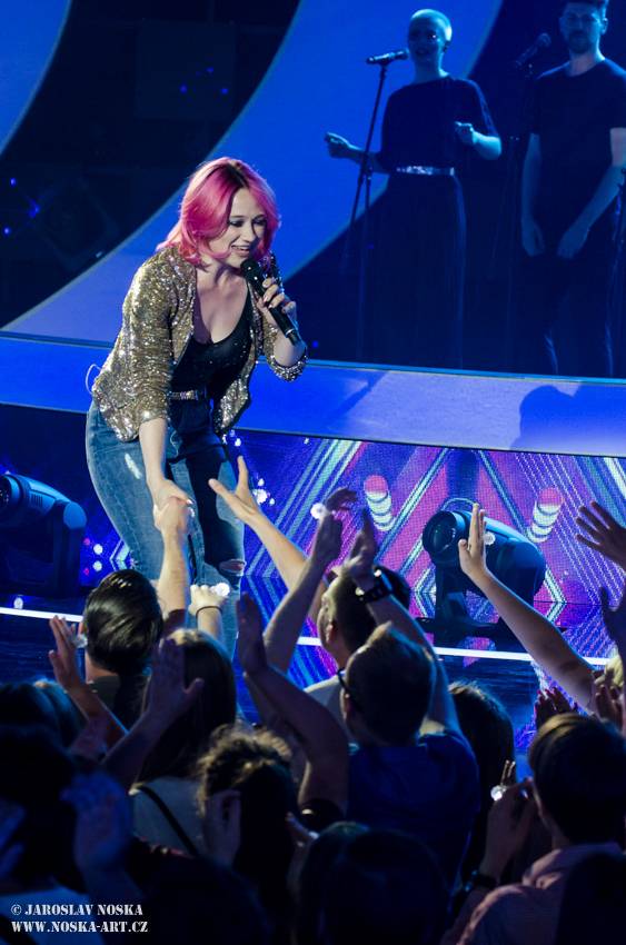 Finálovou desítku SuperStar opustili první dva soutěžící, zazpíval také Pavel Callta