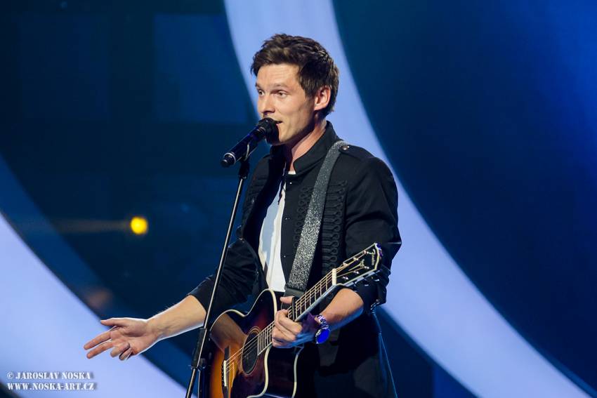 Finálovou desítku SuperStar opustili první dva soutěžící, zazpíval také Pavel Callta