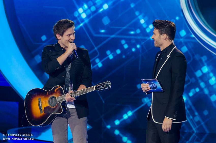 Finálovou desítku SuperStar opustili první dva soutěžící, zazpíval také Pavel Callta