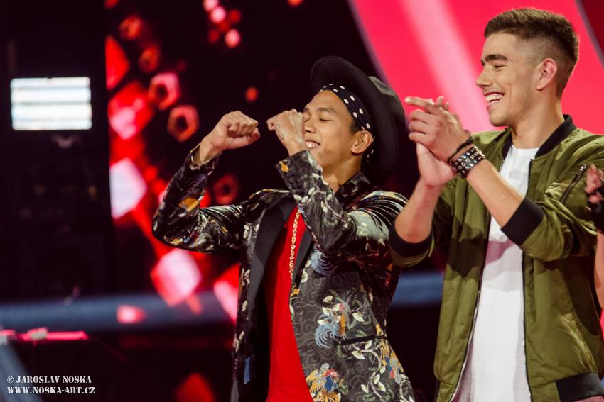 Finálovou desítku SuperStar opustili první dva soutěžící, zazpíval také Pavel Callta