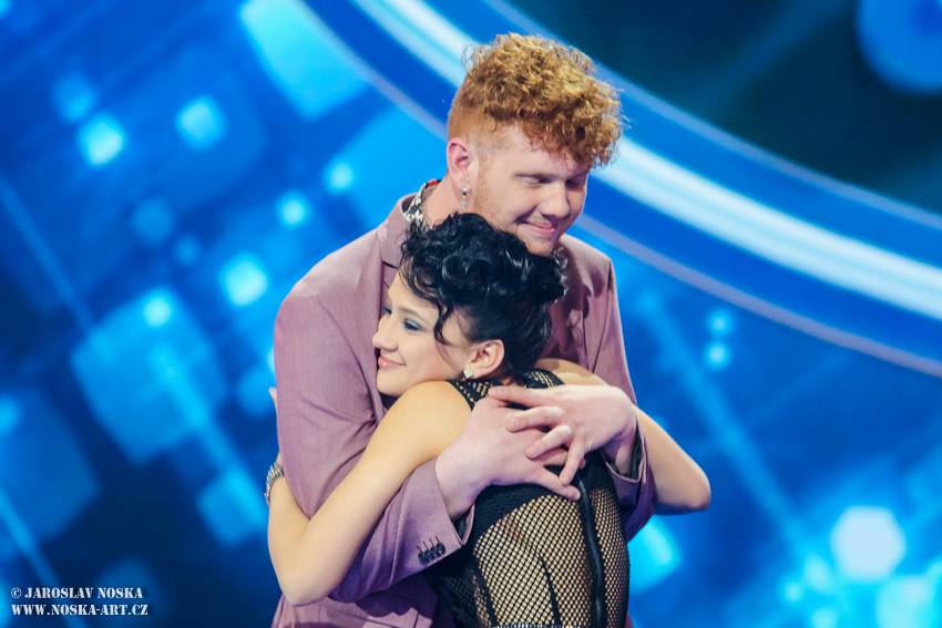 Finálovou desítku SuperStar opustili první dva soutěžící, zazpíval také Pavel Callta