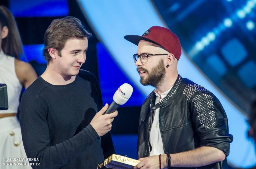 Finálovou desítku SuperStar opustili první dva soutěžící, zazpíval také Pavel Callta