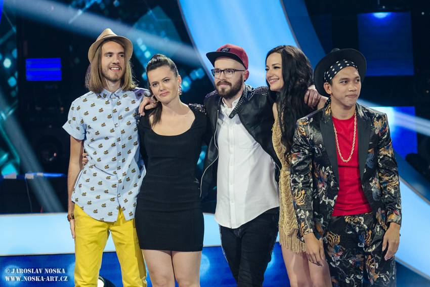 Finálovou desítku SuperStar opustili první dva soutěžící, zazpíval také Pavel Callta