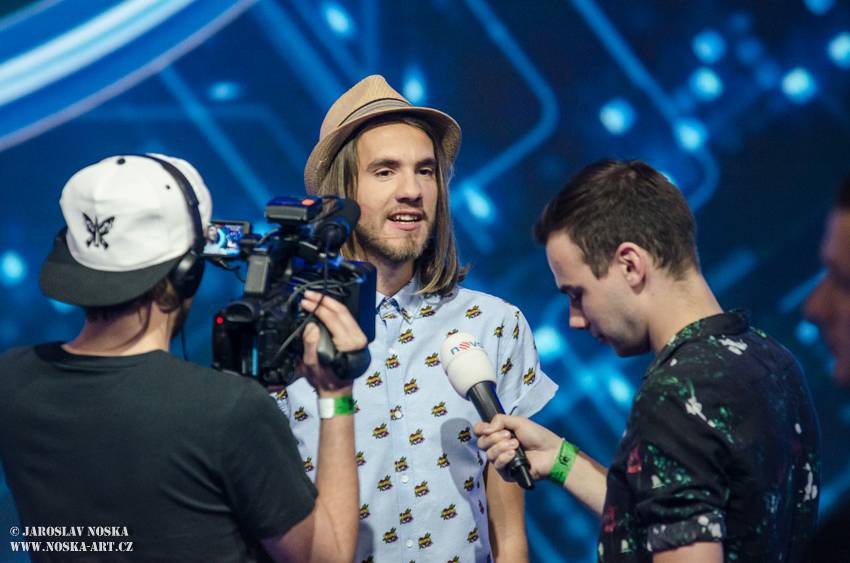 Finálovou desítku SuperStar opustili první dva soutěžící, zazpíval také Pavel Callta