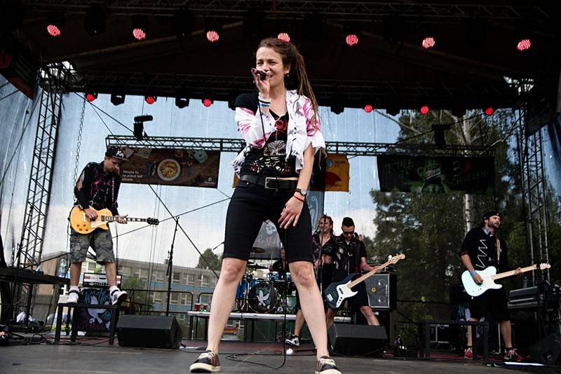 Miss Agro potěšila příznivce krásných slečen, ale i dobré hudby. Hráli Mig 21 nebo Pipes and Pints