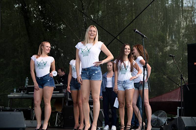 Miss Agro potěšila příznivce krásných slečen, ale i dobré hudby. Hráli Mig 21 nebo Pipes and Pints