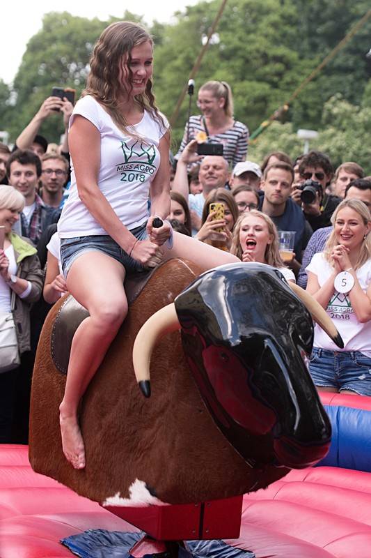 Miss Agro potěšila příznivce krásných slečen, ale i dobré hudby. Hráli Mig 21 nebo Pipes and Pints