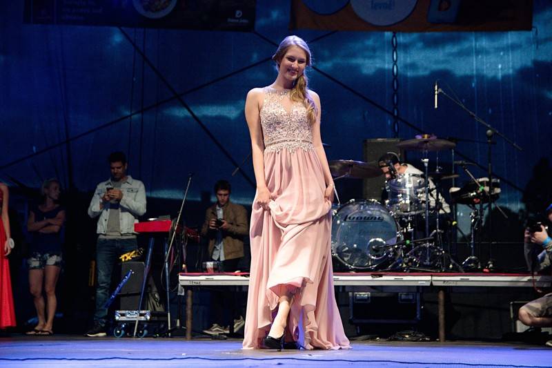 Miss Agro potěšila příznivce krásných slečen, ale i dobré hudby. Hráli Mig 21 nebo Pipes and Pints