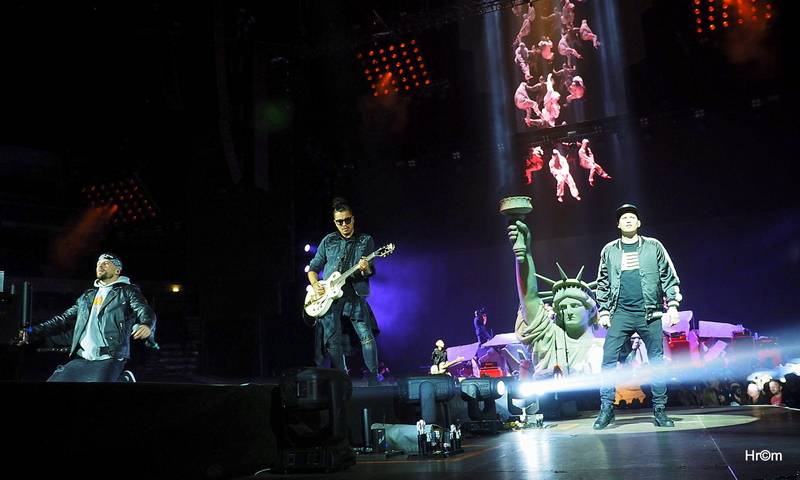 Marpo a TroubleGang pokořili O2 arenu. Fanoušci před koncertem pochodovali Prahou