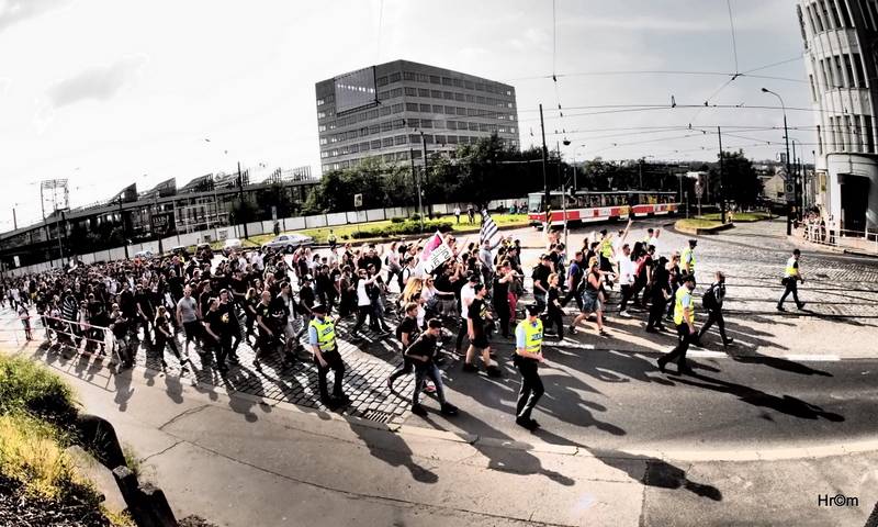 Marpo a TroubleGang pokořili O2 arenu. Fanoušci před koncertem pochodovali Prahou