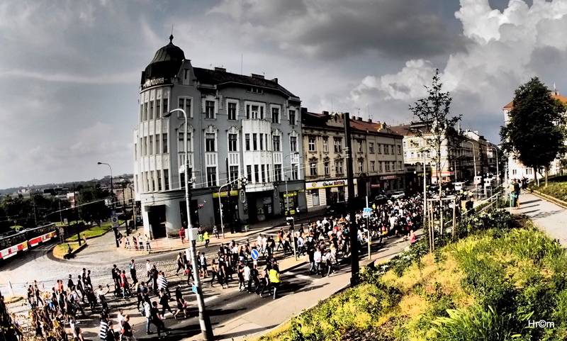 Marpo a TroubleGang pokořili O2 arenu. Fanoušci před koncertem pochodovali Prahou
