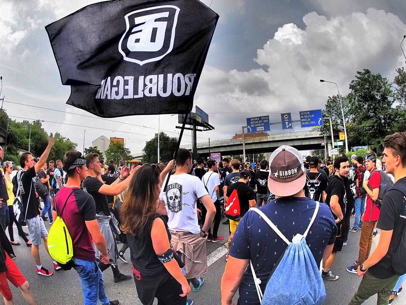 Marpo a TroubleGang pokořili O2 arenu. Fanoušci před koncertem pochodovali Prahou