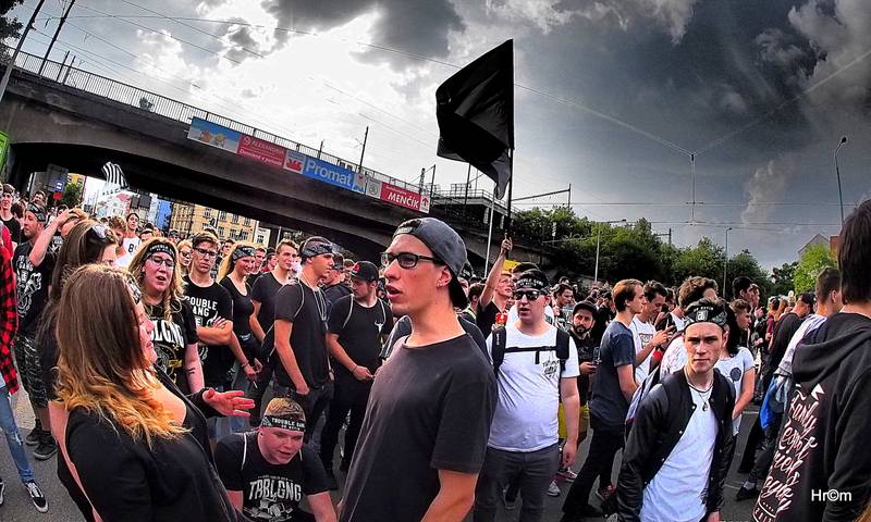 Marpo a TroubleGang pokořili O2 arenu. Fanoušci před koncertem pochodovali Prahou