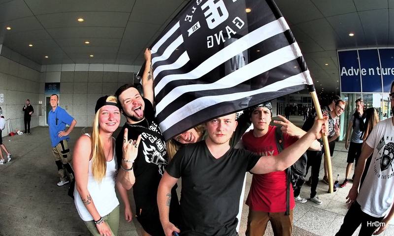 Marpo a TroubleGang pokořili O2 arenu. Fanoušci před koncertem pochodovali Prahou