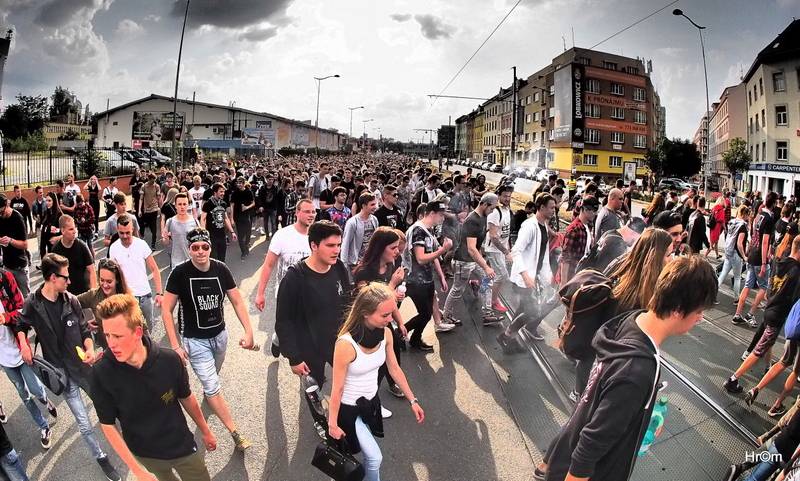 Marpo a TroubleGang pokořili O2 arenu. Fanoušci před koncertem pochodovali Prahou