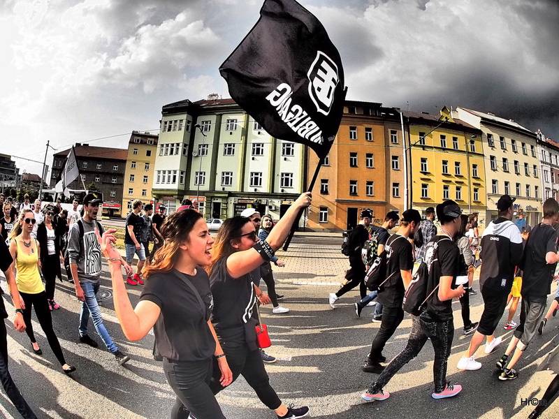 Marpo a TroubleGang pokořili O2 arenu. Fanoušci před koncertem pochodovali Prahou