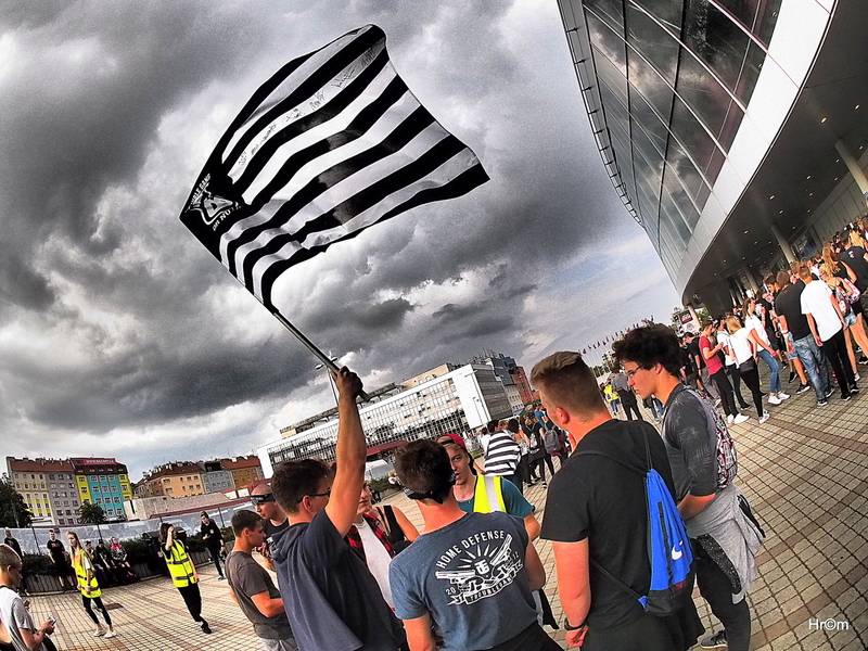 Marpo a TroubleGang pokořili O2 arenu. Fanoušci před koncertem pochodovali Prahou