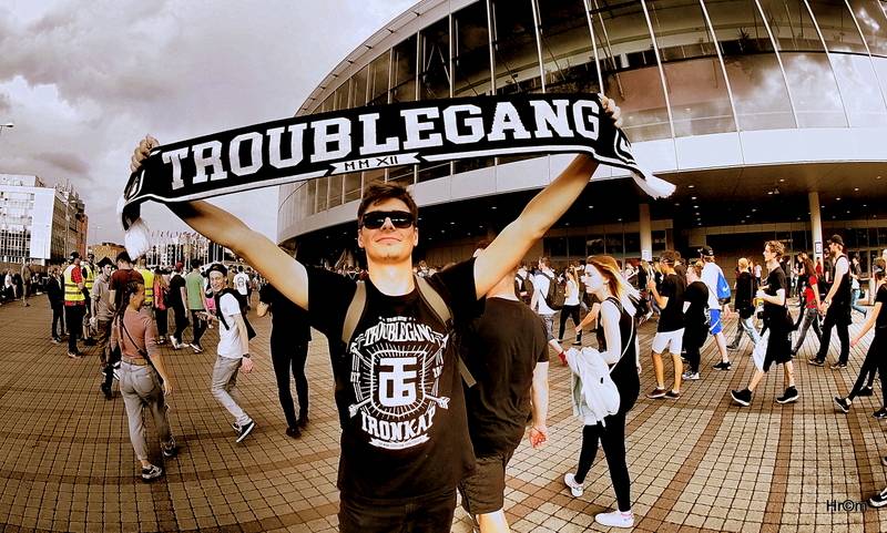 Marpo a TroubleGang pokořili O2 arenu. Fanoušci před koncertem pochodovali Prahou