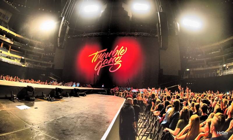 Marpo a TroubleGang pokořili O2 arenu. Fanoušci před koncertem pochodovali Prahou