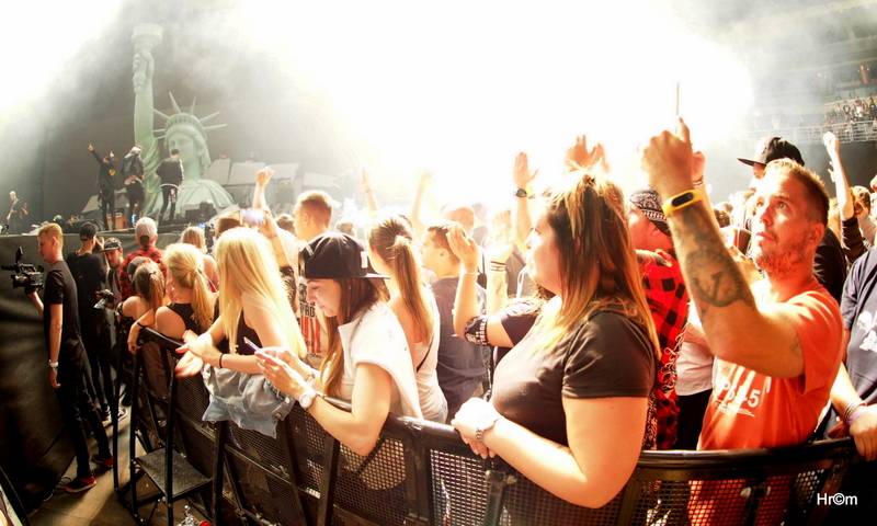 Marpo a TroubleGang pokořili O2 arenu. Fanoušci před koncertem pochodovali Prahou