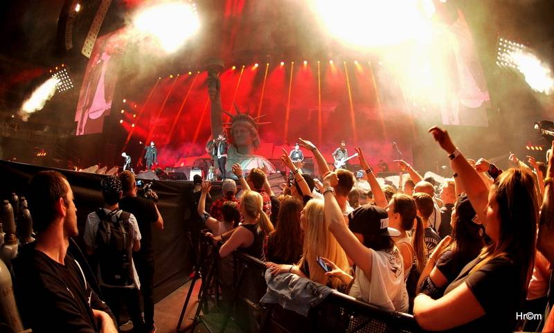 Marpo a TroubleGang pokořili O2 arenu. Fanoušci před koncertem pochodovali Prahou