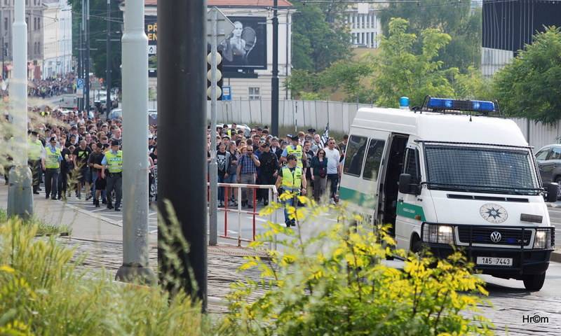 Marpo a TroubleGang pokořili O2 arenu. Fanoušci před koncertem pochodovali Prahou
