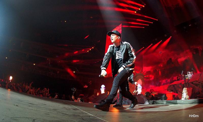 Marpo a TroubleGang pokořili O2 arenu. Fanoušci před koncertem pochodovali Prahou