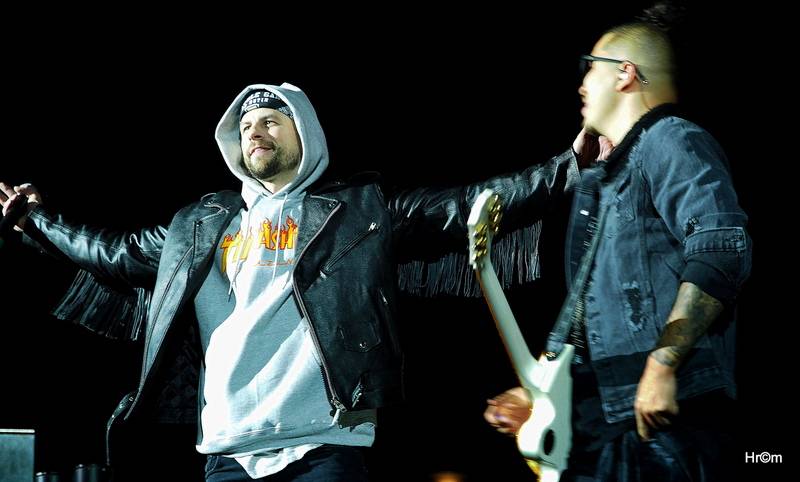 Marpo a TroubleGang pokořili O2 arenu. Fanoušci před koncertem pochodovali Prahou