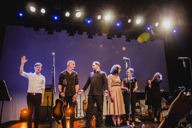 Jan P. Muchow & The Antagonists zahráli Lucky Boy a další filmové skladby v Divadle Archa