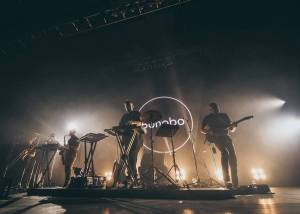 Britský DJ Bonobo se mohl v Praze kochat pohledem na vyprodané Forum Karlín