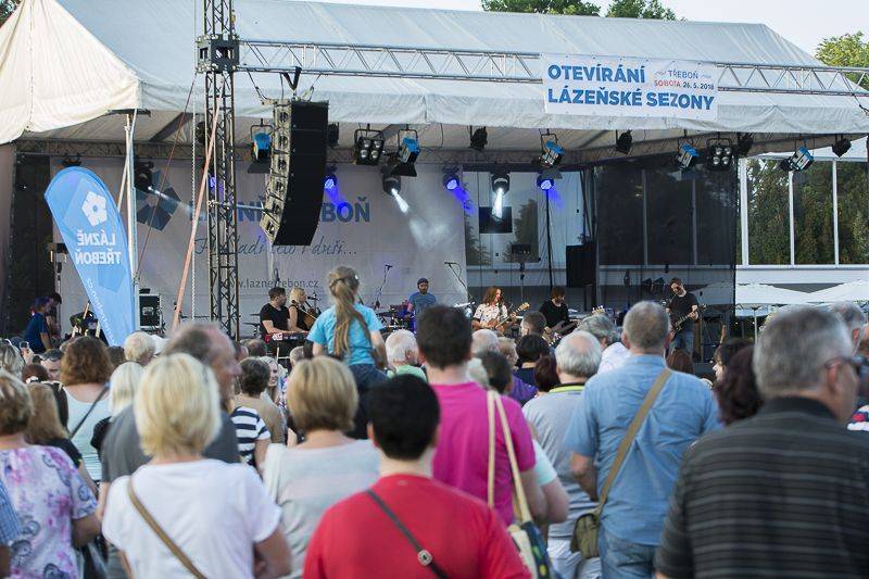 Aneta Langerová a Monkey Business zahájili lázeňskou sezónu v Třeboni