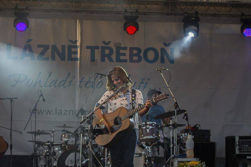 Aneta Langerová a Monkey Business zahájili lázeňskou sezónu v Třeboni