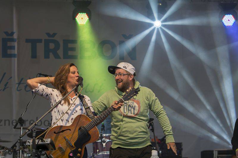 Aneta Langerová a Monkey Business zahájili lázeňskou sezónu v Třeboni