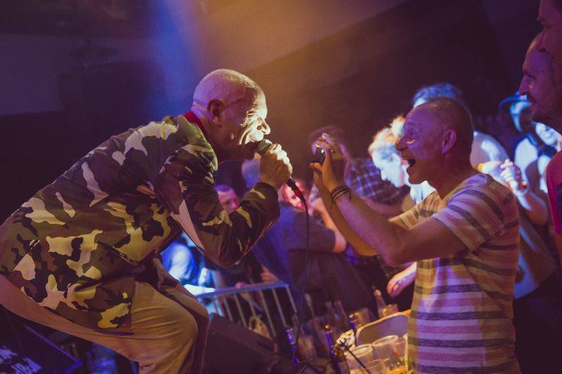 Ashley Slater a jeho Freak Power roztančili vyprodaný Lucerna Music Bar