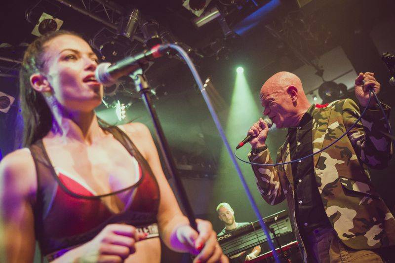 Ashley Slater a jeho Freak Power roztančili vyprodaný Lucerna Music Bar