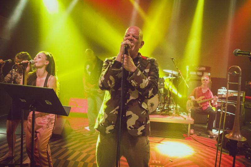 Ashley Slater a jeho Freak Power roztančili vyprodaný Lucerna Music Bar