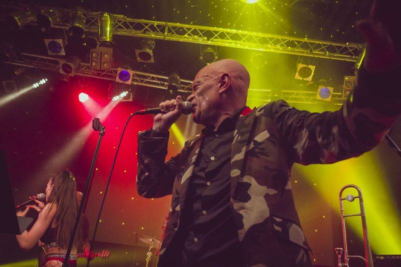 Ashley Slater a jeho Freak Power roztančili vyprodaný Lucerna Music Bar