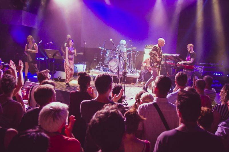 Ashley Slater a jeho Freak Power roztančili vyprodaný Lucerna Music Bar