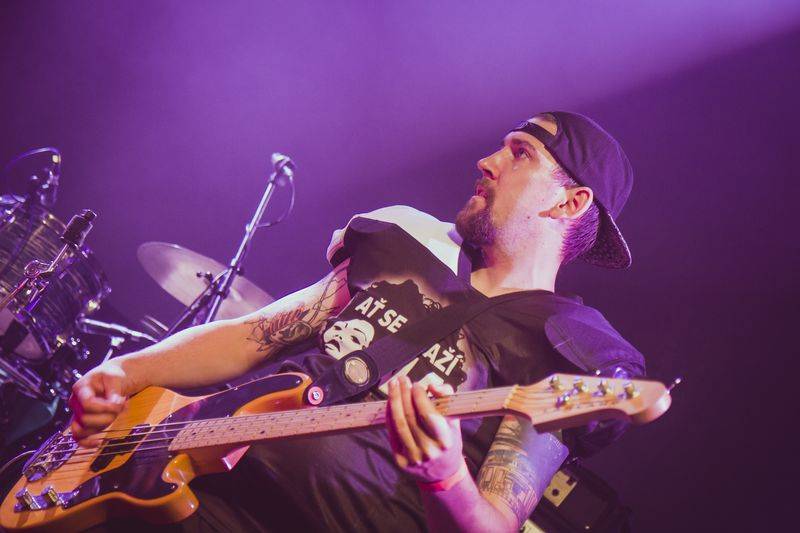 Ashley Slater a jeho Freak Power roztančili vyprodaný Lucerna Music Bar