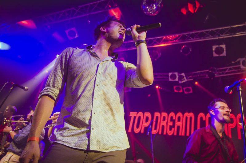 Ashley Slater a jeho Freak Power roztančili vyprodaný Lucerna Music Bar