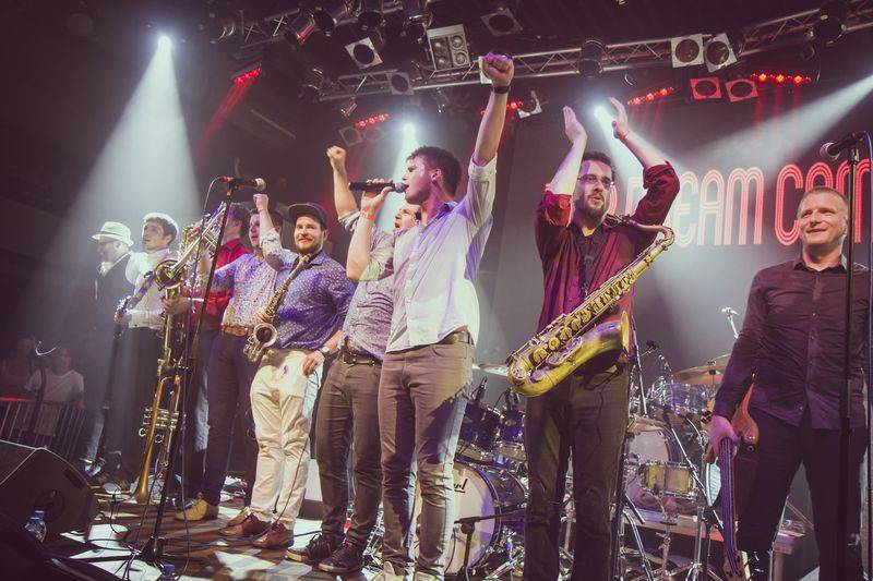 Ashley Slater a jeho Freak Power roztančili vyprodaný Lucerna Music Bar