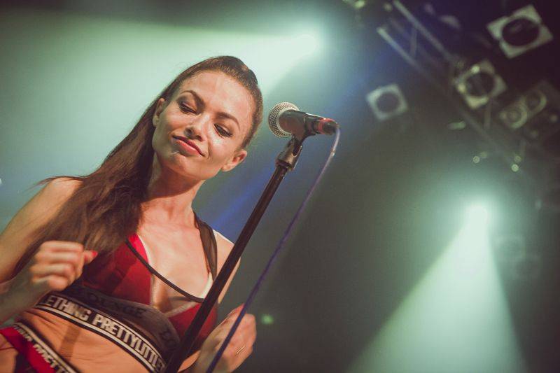 Ashley Slater a jeho Freak Power roztančili vyprodaný Lucerna Music Bar