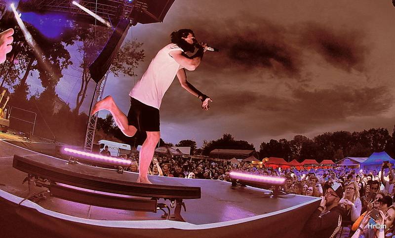 Rychtář fest: Mirai Navrátil plaval mezi diváky, Ivan Mládek připomněl nestárnoucí hity