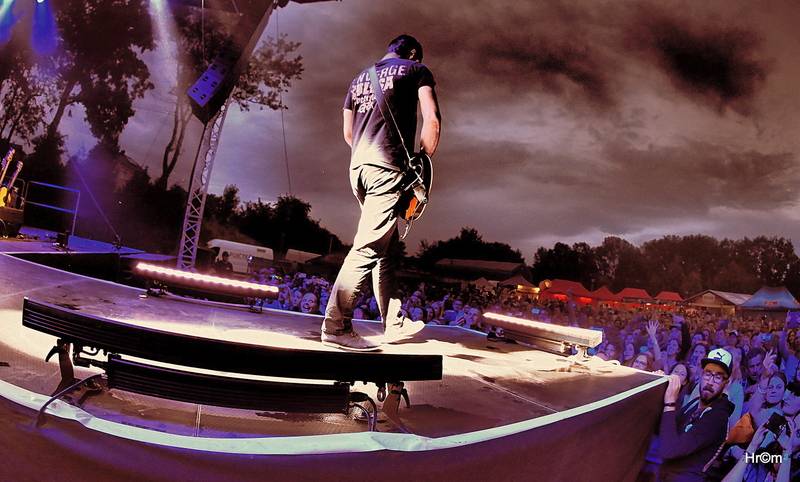 Rychtář fest: Mirai Navrátil plaval mezi diváky, Ivan Mládek připomněl nestárnoucí hity