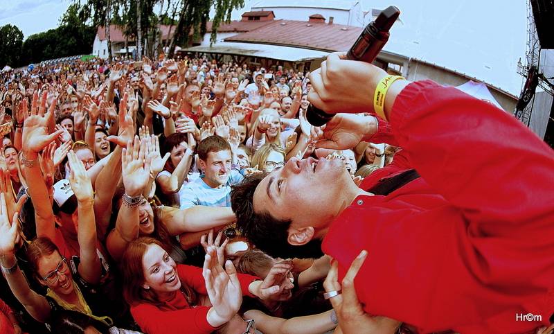 Rychtář fest: Mirai Navrátil plaval mezi diváky, Ivan Mládek připomněl nestárnoucí hity