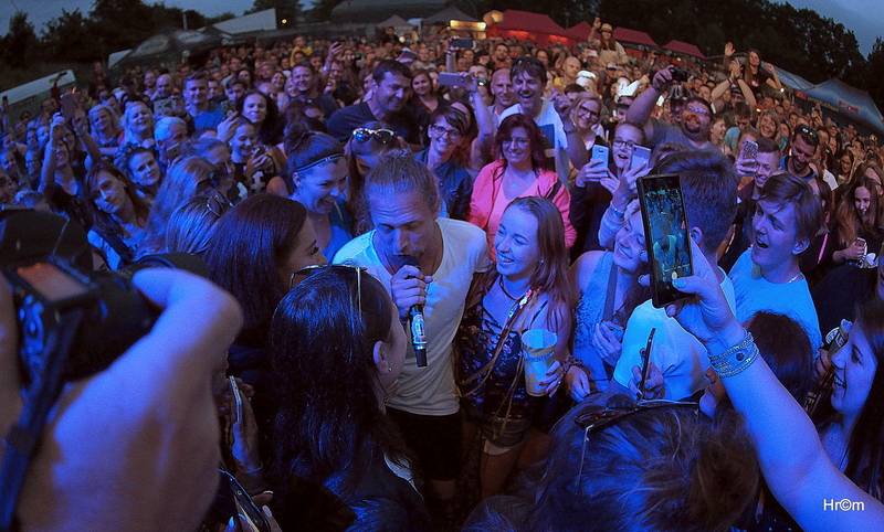 Rychtář fest: Mirai Navrátil plaval mezi diváky, Ivan Mládek připomněl nestárnoucí hity